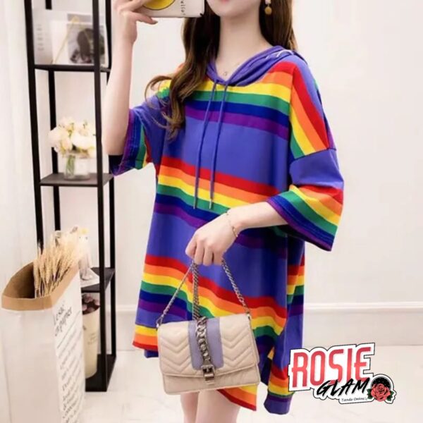 CAMISETA CON CAPUCHA ARCOIRIS